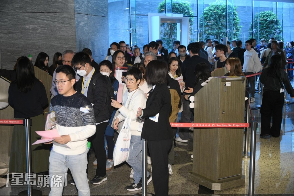大批準買家一早到場等候，人龍不斷。