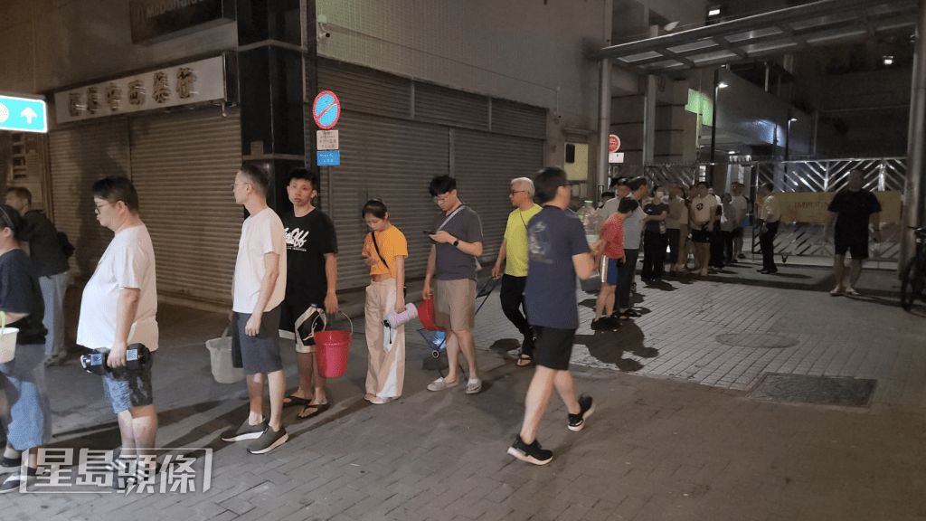 翠怡花園居民排隊取水情況。黎志偉攝 翠怡花園居民排隊取水情況。黎志偉攝