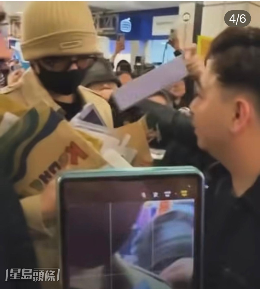 保安人員見越來越擠擁於是貼身為姜濤護駕。 保安人員見越來越擠擁於是貼身為姜濤護駕。