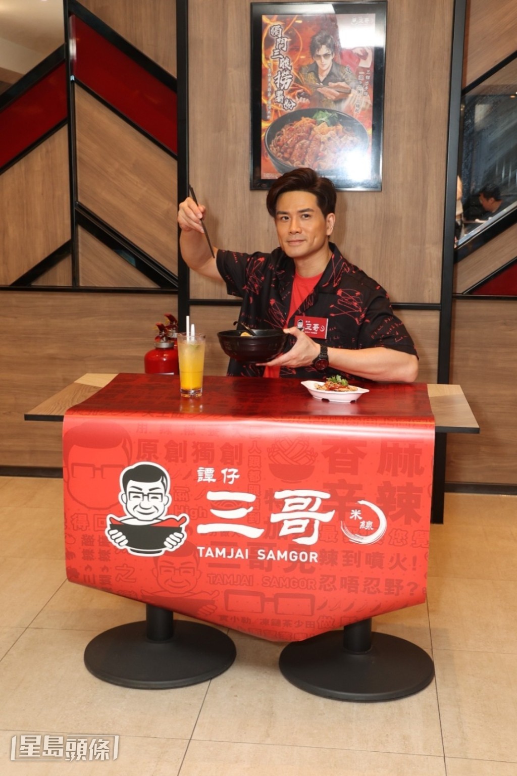 伍允龍笑言今次除了要勁吃辣外,還要識功夫整撈麵。 伍允龍笑言今次除了要勁吃辣外,還要識功夫整撈麵。