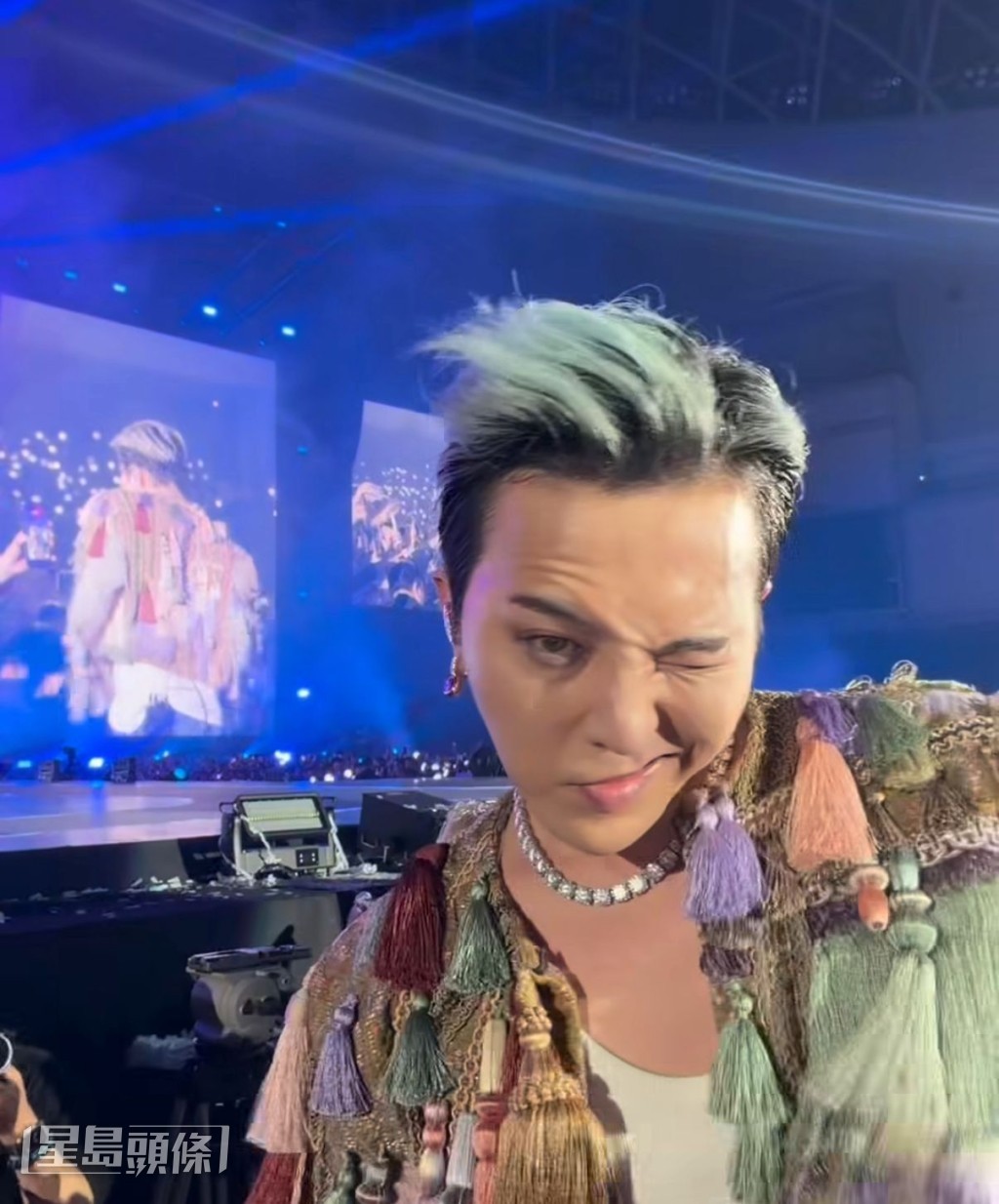 GD走近觀眾大擺甫士。