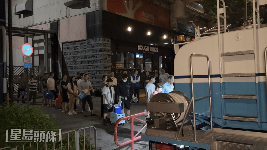 《星島頭條》記者現場目擊,位於青衣碼頭翠怡花園的水車,現場取水人數較多,約有三十人在排隊輪候。黎志偉攝 《星島頭條》記者現場目擊,位於青衣碼頭翠怡花園的水車,現場取水人數較多,約有三十人在排隊輪候。黎志偉攝