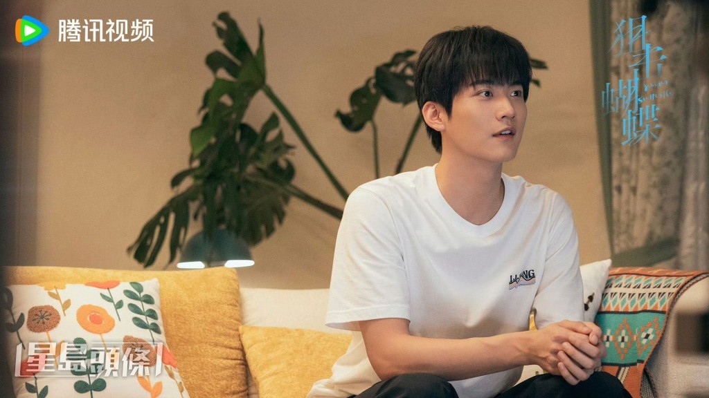 李雾聚睛会神看电视。