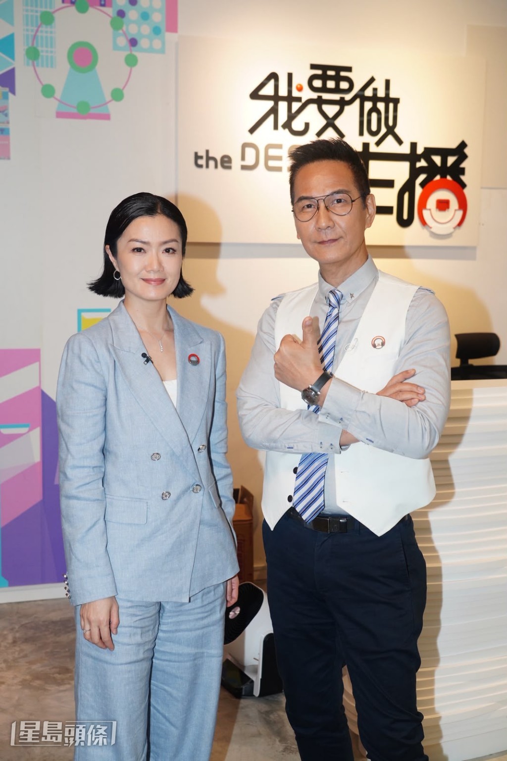 陳啟泰早前被網民於港鐵站捕獲,疑似任職月台助理,他澄清指受聘為港鐵錄音宣布天氣狀況等相關資訊。 陳啟泰早前被網民於港鐵站捕獲,疑似任職月台助理,他澄清指受聘為港鐵錄音宣布天氣狀況等相關資訊。