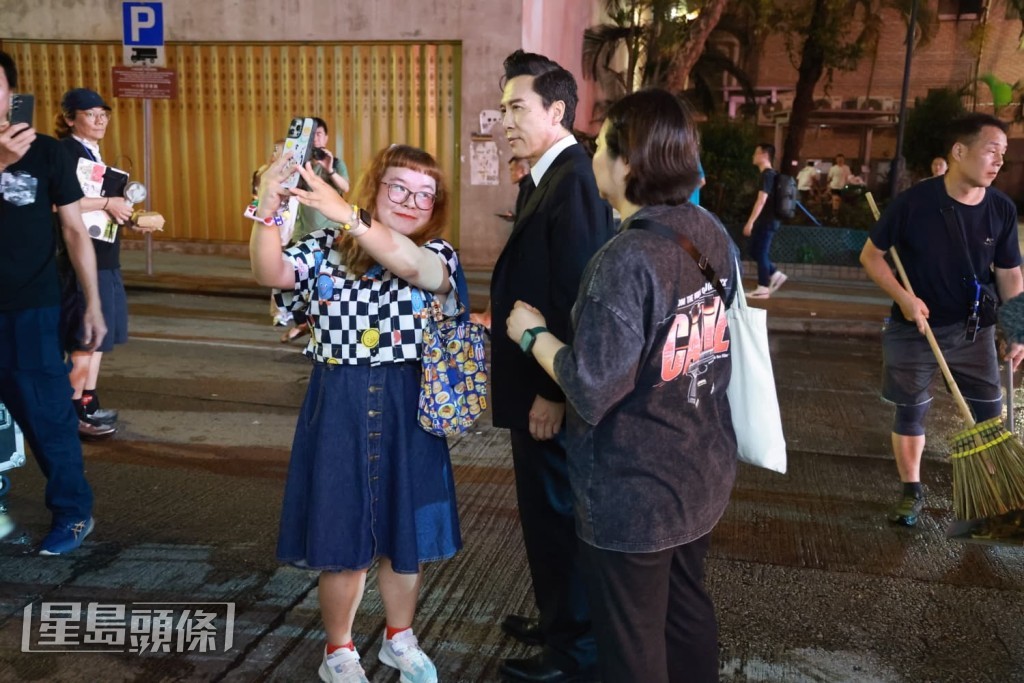 甄子丹離開現場時,不時有途人認出這位巨星,紛紛衝上前要求合照。 甄子丹離開現場時,不時有途人認出這位巨星,紛紛衝上前要求合照。