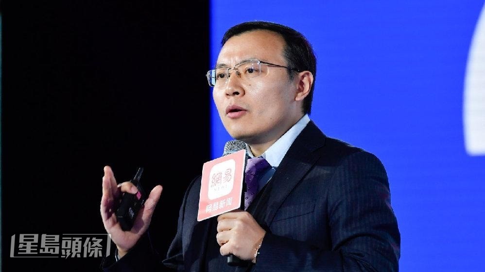 在網絡上,由散戶到專家均幾乎一面倒唱好A股,例如財經名咀任澤平上周稱「A股此輪牛市將是十年一遇,堪稱『史詩級別』」 在網絡上,由散戶到專家均幾乎一面倒唱好A股,例如財經名咀任澤平上周稱「A股此輪牛市將是十年一遇,堪稱『史詩級別』」