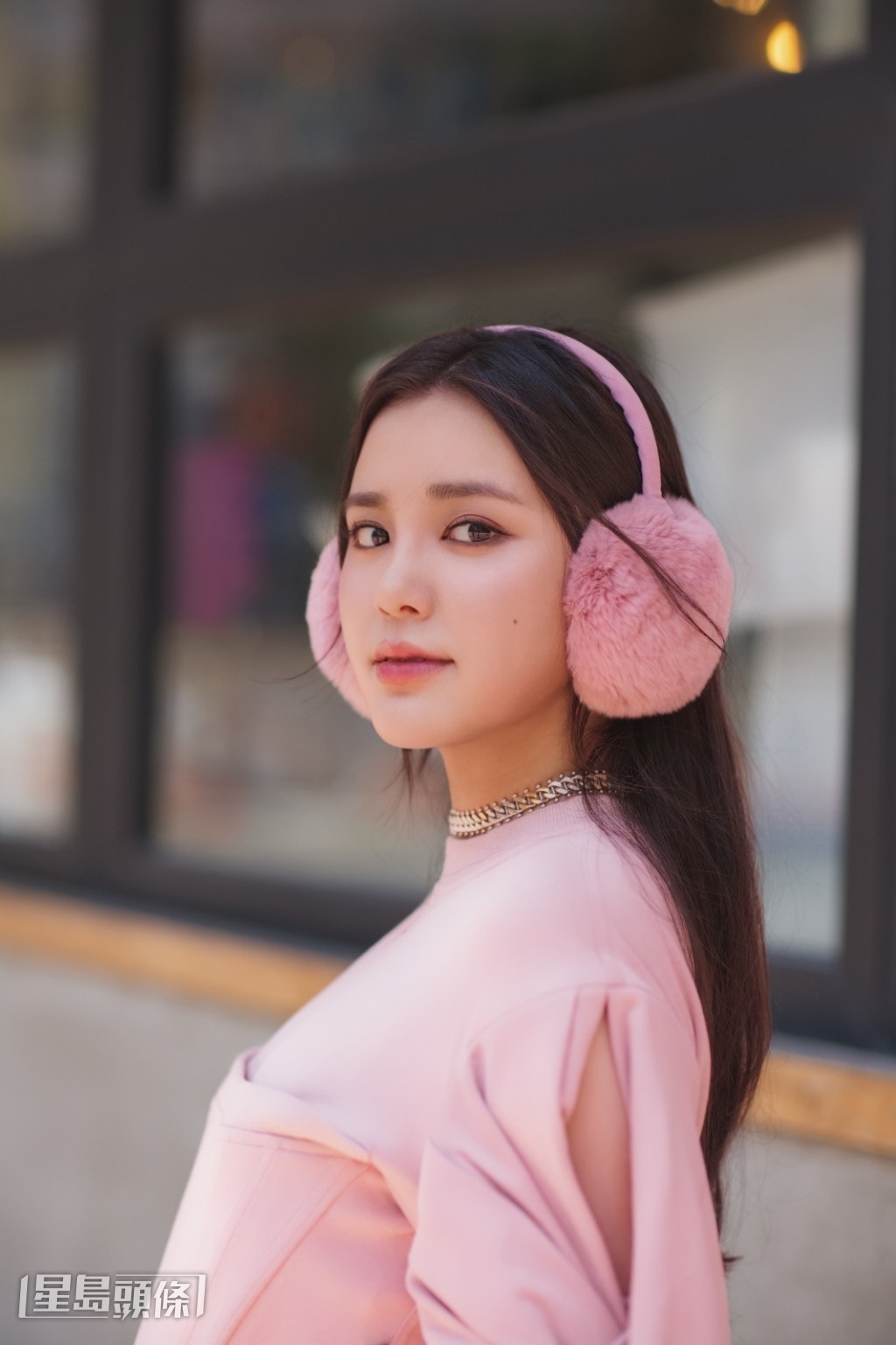 Chantel自上一首單曲《New Fantasy》開始一改歌路，由以往的甜美小公主換身一變成為型格知性女生。