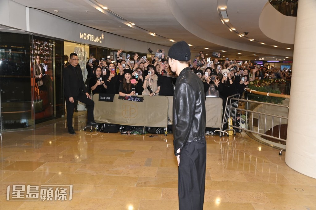 與兩邊的粉絲合照，非常親民。