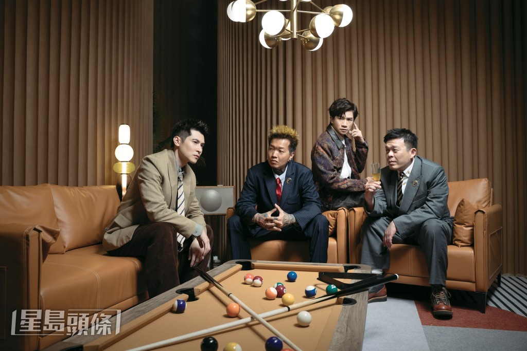 陳家樂踩過界主持新節目《巴打圍爐The Bros Club》,與火火、梁釗峰和KB拍住上。 陳家樂踩過界主持新節目《巴打圍爐The Bros Club》,與火火、梁釗峰和KB拍住上。