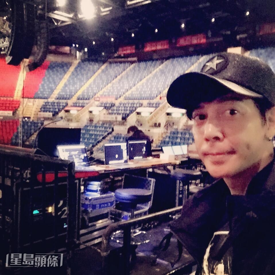 除了歌唱事業,羅金榮曾退居幕後學習音樂製作。 除了歌唱事業,羅金榮曾退居幕後學習音樂製作。