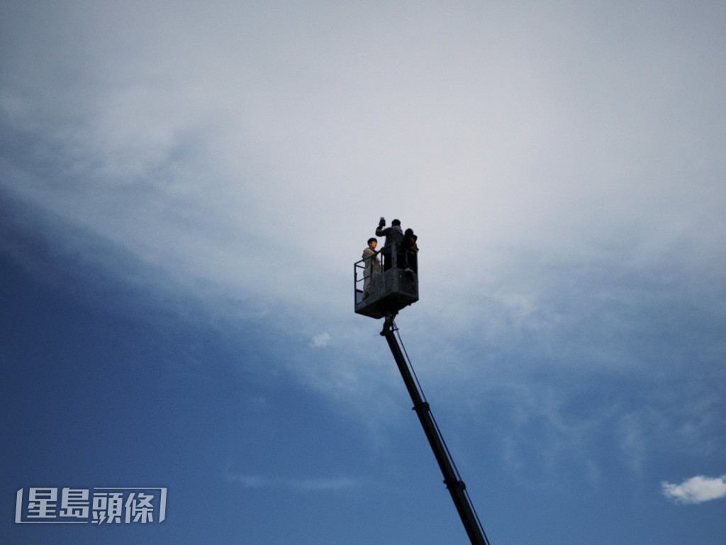 仲出動高空作業車拍攝，好大陣仗。