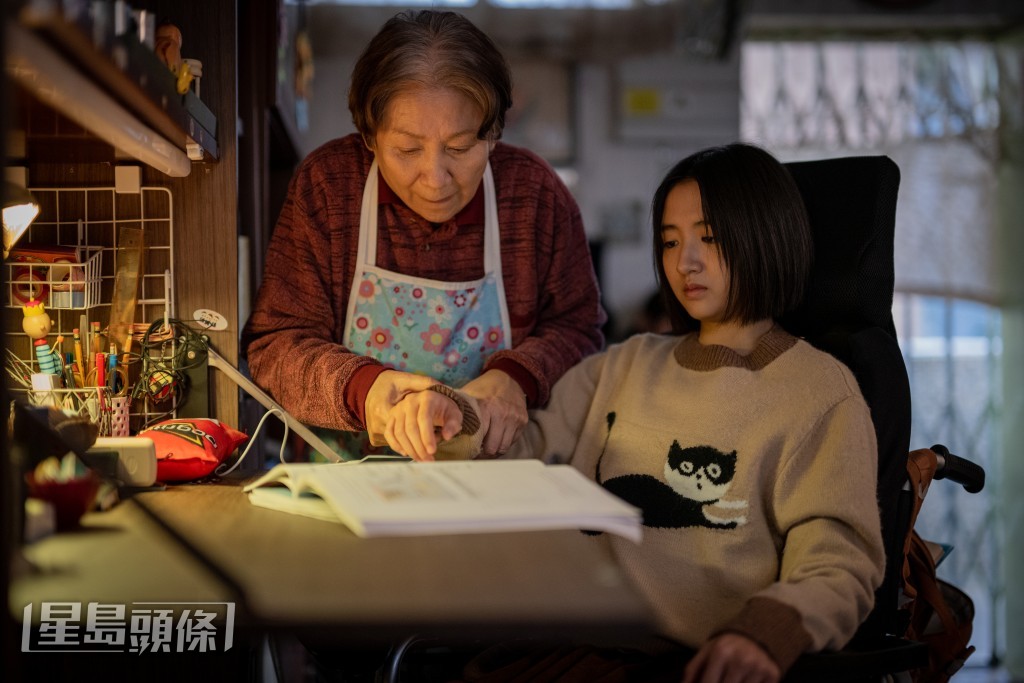 倔強的女兒鄧辭卻沒有放棄自己,她為追尋夢想積極報考公開試。 倔強的女兒鄧辭卻沒有放棄自己,她為追尋夢想積極報考公開試。