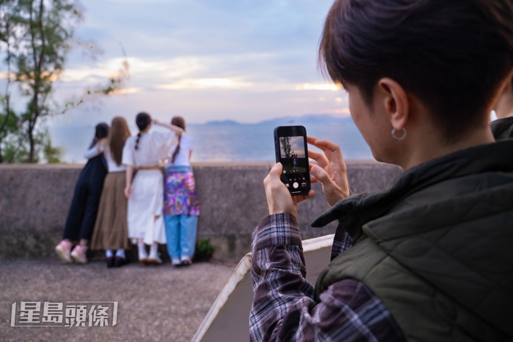 安仔為4位女士拍照留念。