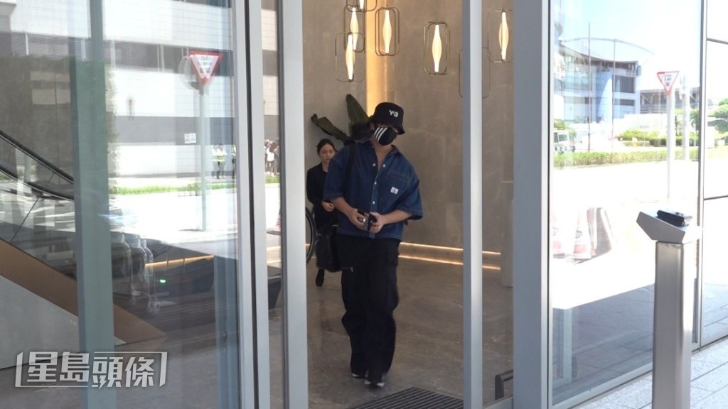 姜濤從機場貴賓室步出。