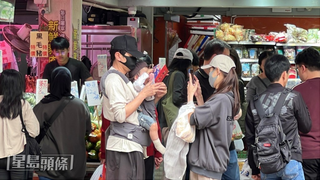 翠如叫阿蕭父子拎住利是拍照，畫面好溫馨。