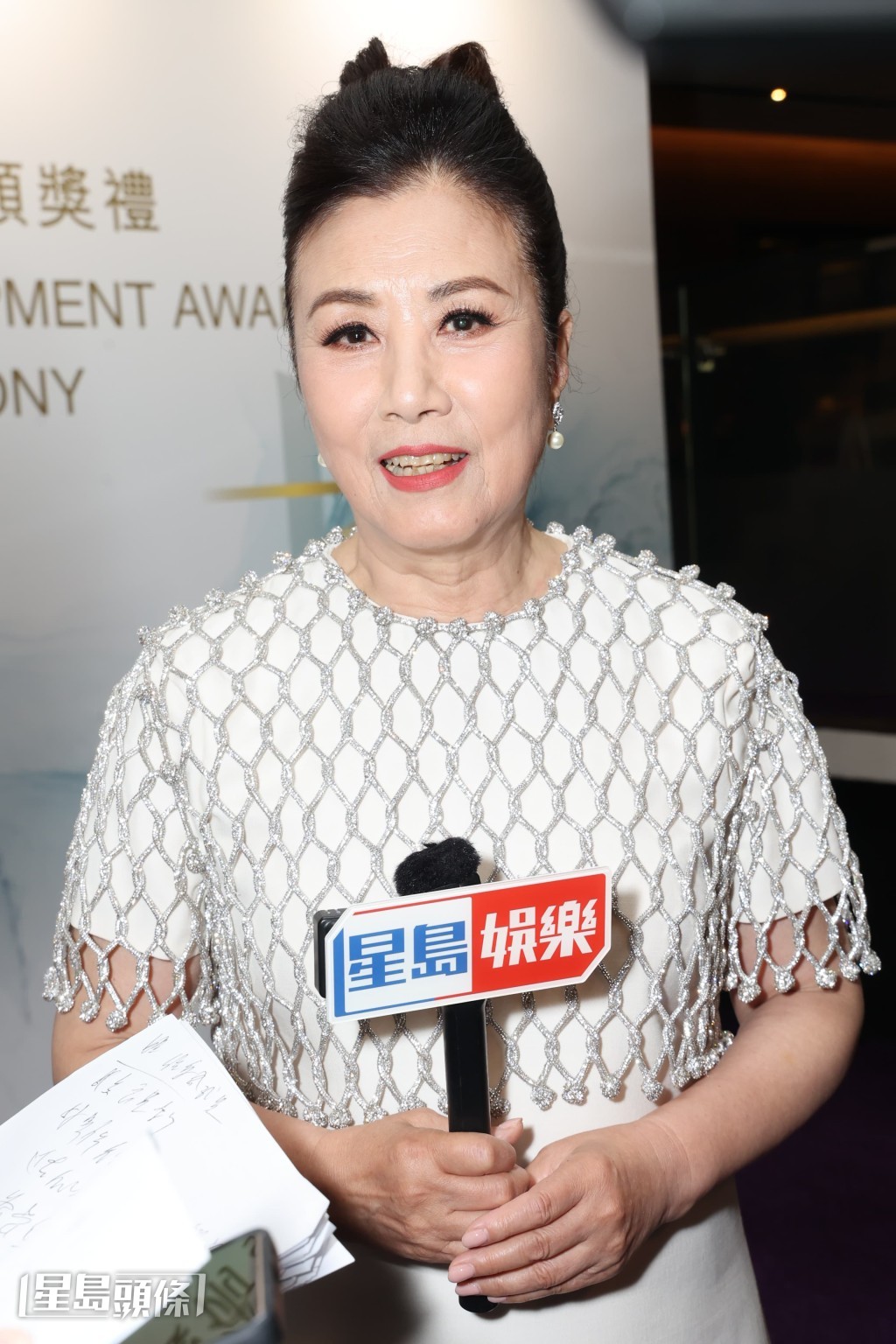阿姐接受訪問時喜言得獎感到高興，從藝57年獲獎像一份禮物