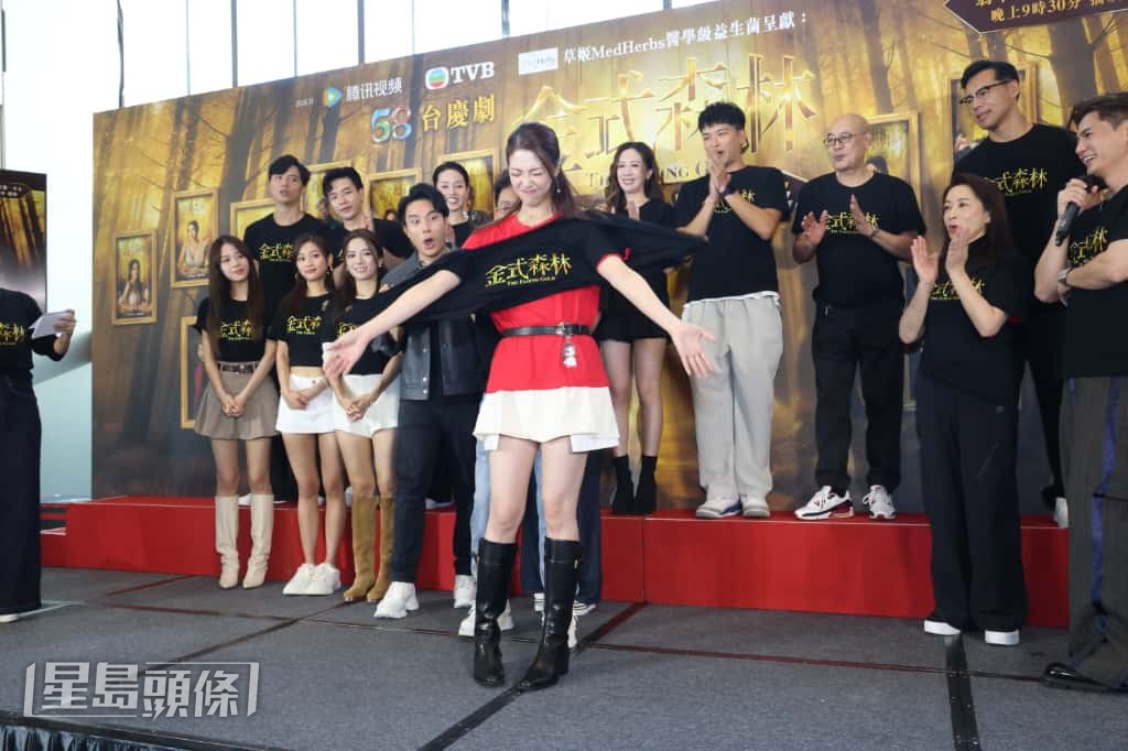 郭晉安幫陳曉華即場變身。 郭晉安幫陳曉華即場變身。