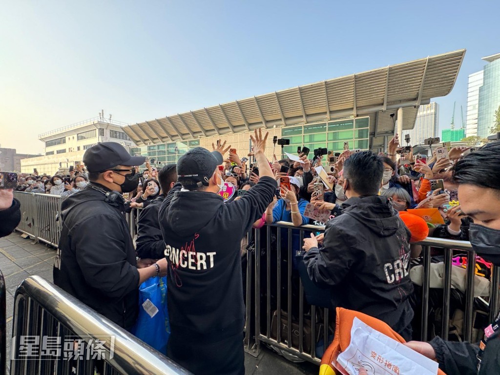 學友也去到每一個角落跟他們打招呼。