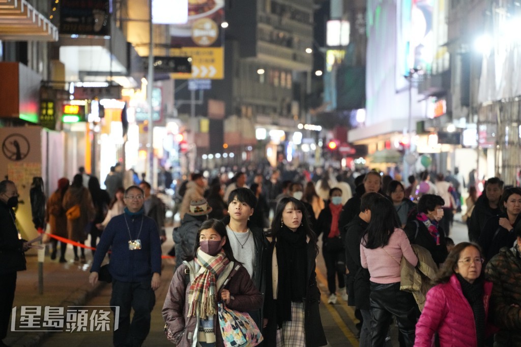 市民前往尖沙咀欢度平安夜。