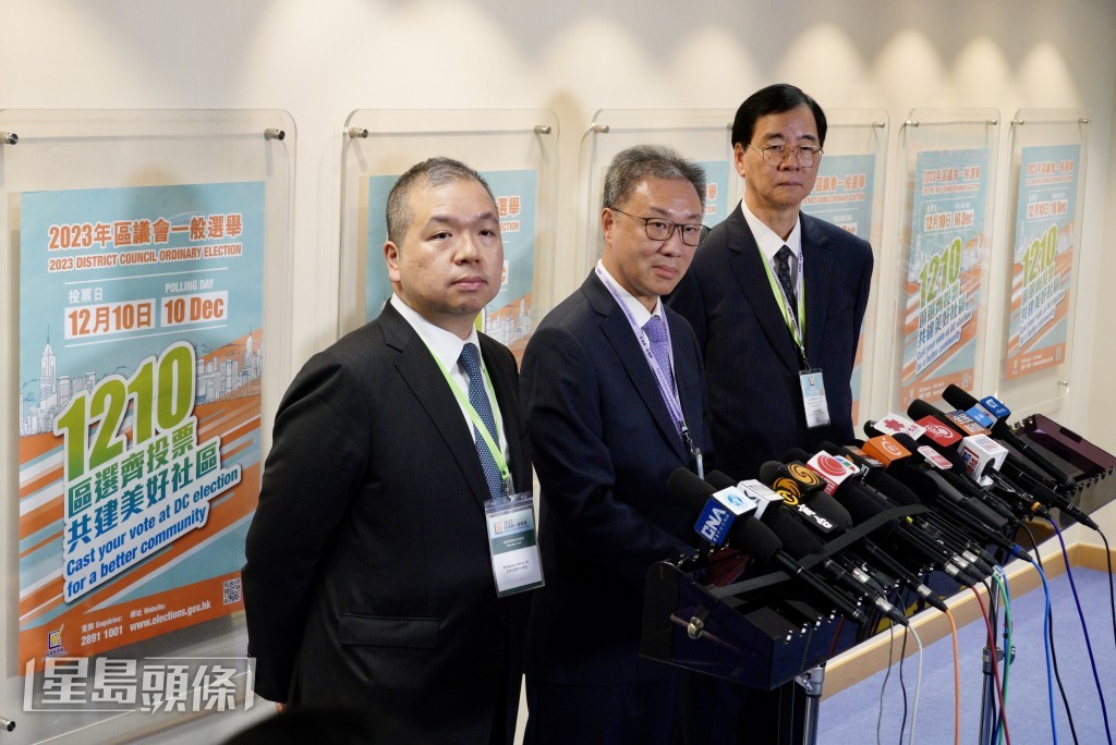 选管会主席陆启康（中）联同两位委员石丹理（右）和文本立（左）下午在九展见记者。欧乐年摄