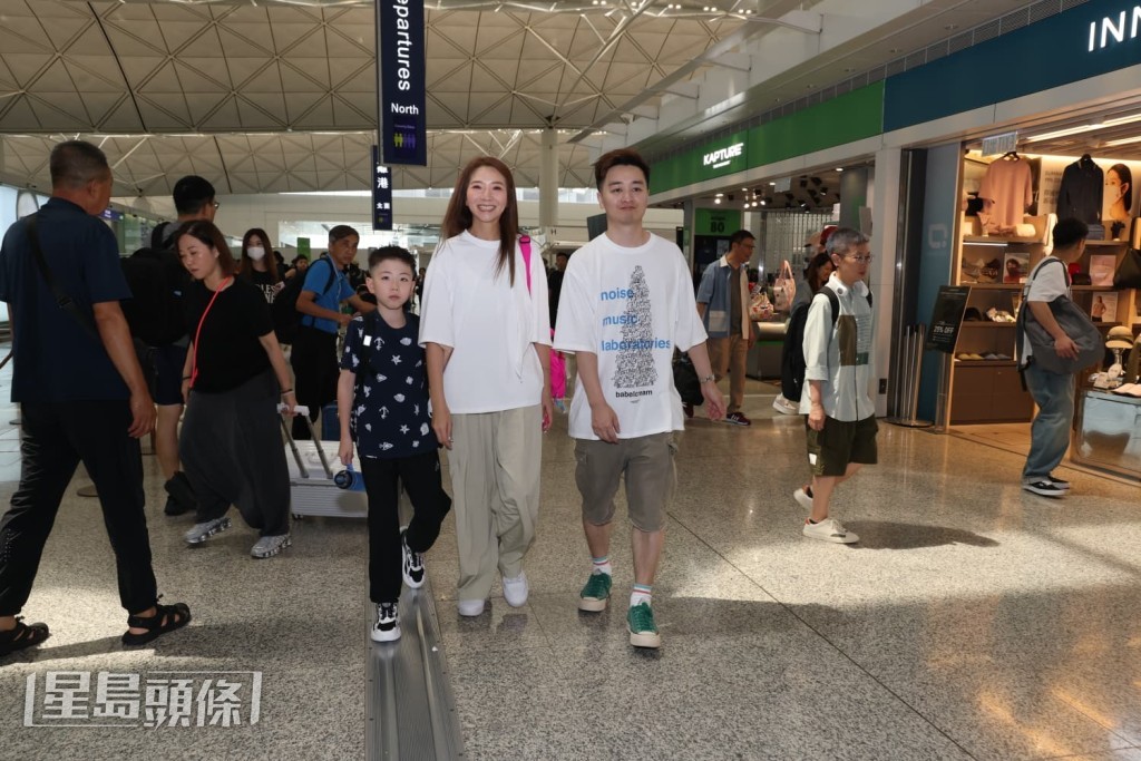  譚輝智與車婉婉到機場乘坐「輝智號專機」出發。