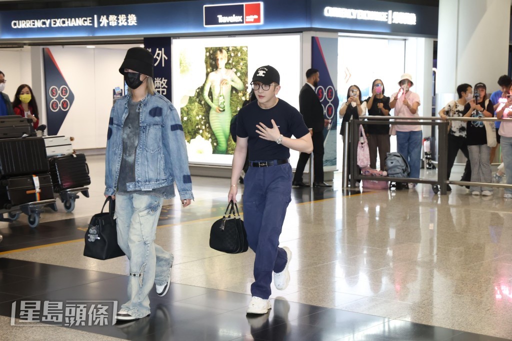 之前二人結伴到日本旅行。