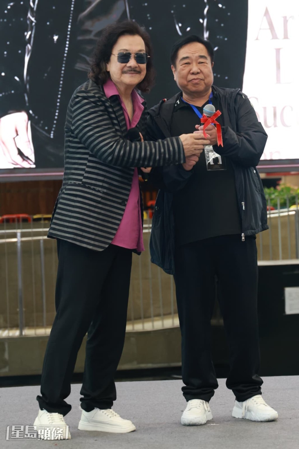 新世界娛樂主席Sam哥更送贈一支演唱用咪高峰予大AL，預祝演出順利。