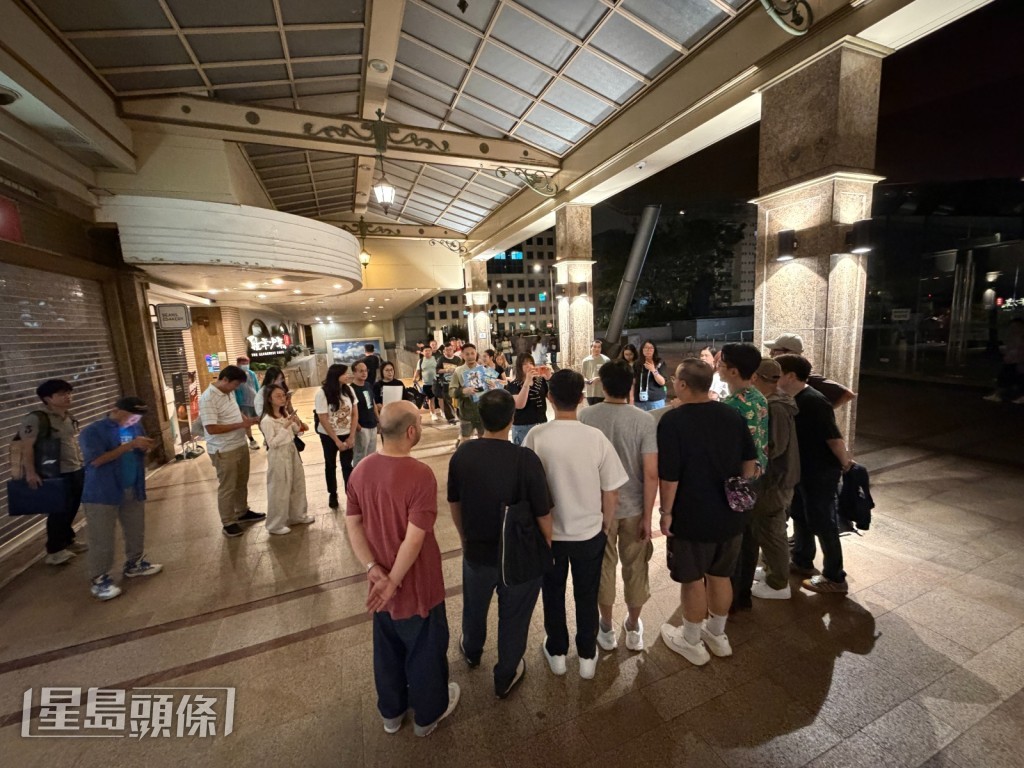 不少影迷仍意猶未盡，留在戲院外等候與朱鑑然及一眾導演近距離交流、合照及索取簽名。