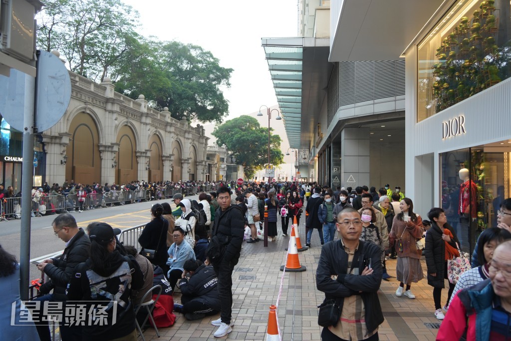 大批市民提早到廣東道兩旁霸定靚位看花車巡遊。吳艷玲攝 大批市民提早到廣東道兩旁霸定靚位看花車巡遊。吳艷玲攝