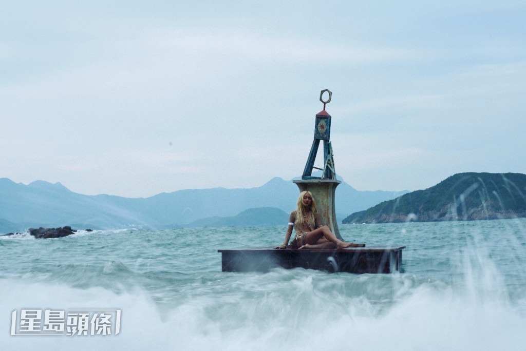 Marf在水中呈現出舒服感,但鏡頭後,Marf卻凍得騰騰震。 Marf在水中呈現出舒服感,但鏡頭後,Marf卻凍得騰騰震。