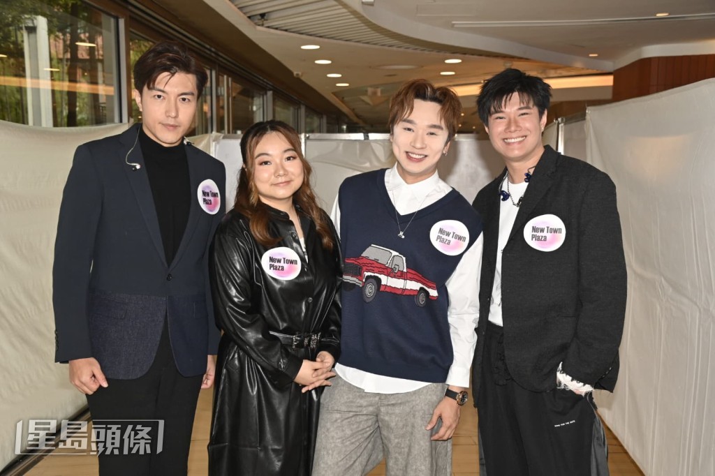 黃博、張與辰、趙浚承、及王鄭浚仁一齊到沙田舉行《8IGHT WONDERS簽唱會》。 黃博、張與辰、趙浚承、及王鄭浚仁一齊到沙田舉行《8IGHT WONDERS簽唱會》。