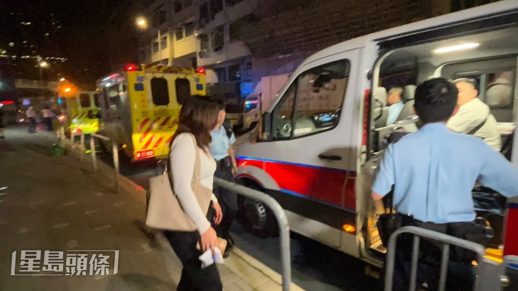 涉案女子上警車接受警員提問。蔡楚輝攝 涉案女子上警車接受警員提問。蔡楚輝攝