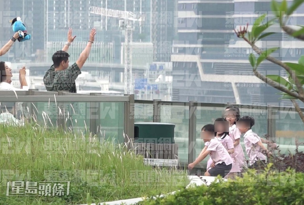 羅子溢落力逗小朋友笑。