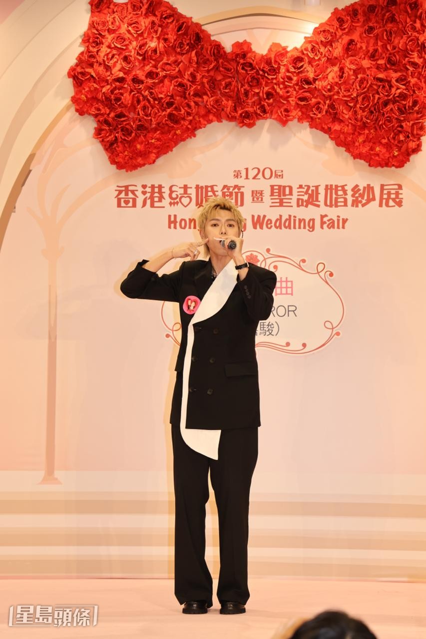 他希望大家在聖誕節與自己的愛人聽着這首歌甜蜜地度過。 他希望大家在聖誕節與自己的愛人聽着這首歌甜蜜地度過。