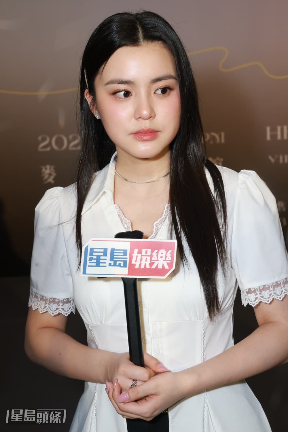 她指當晚Gigi也開騷(拉闊音樂會),對於與好姊妹打對台,問到粉絲應去哪邊?她笑言叫粉絲自己揀。 她指當晚Gigi也開騷(拉闊音樂會),對於與好姊妹打對台,問到粉絲應去哪邊?她笑言叫粉絲自己揀。