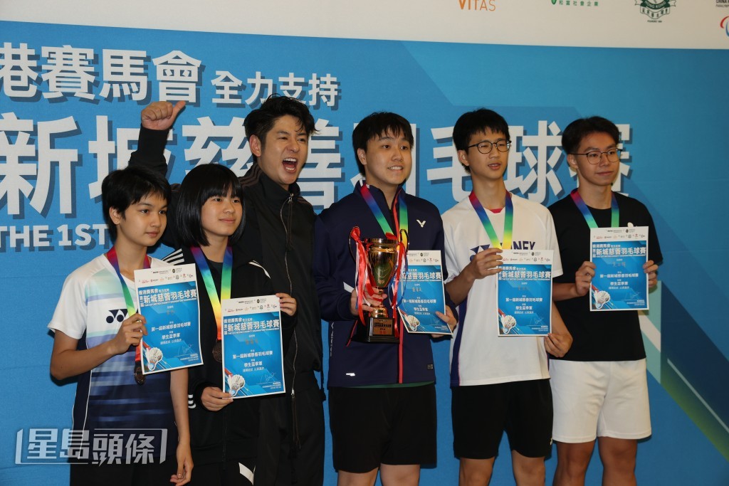 Alfred與運動員一起合照。