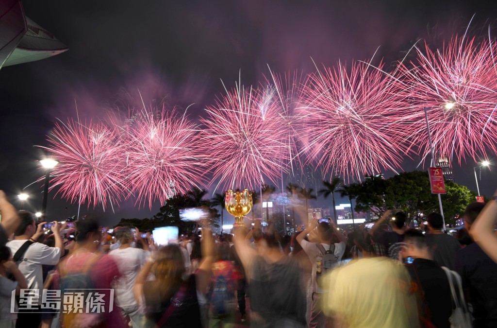 在湾仔金紫荆广场观赏烟花的市民欢呼喝采。苏正谦摄