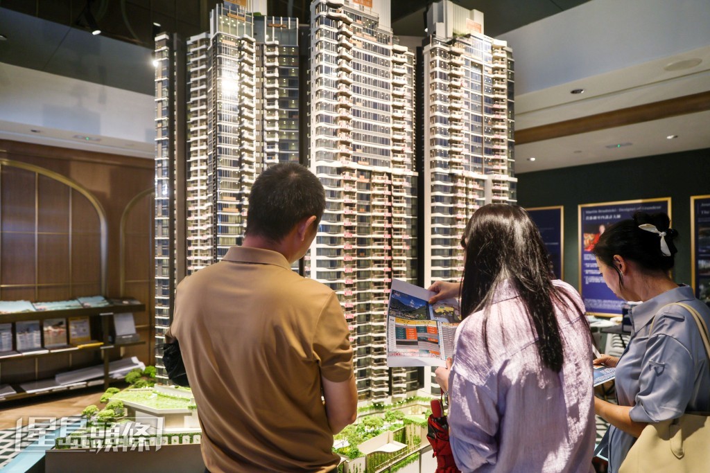 新世界首10個月在內地及香港共售出逾1800伙住宅，套現約270億元。