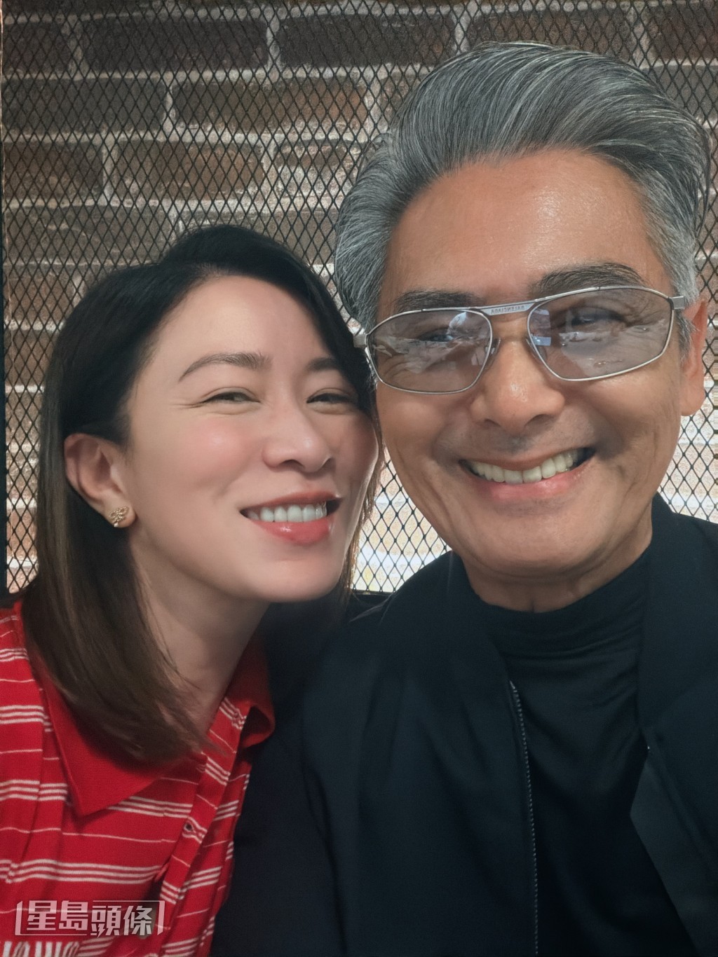 早前她與周潤發食開年飯,她開心表示是第一次與發哥自拍。 早前她與周潤發食開年飯,她開心表示是第一次與發哥自拍。