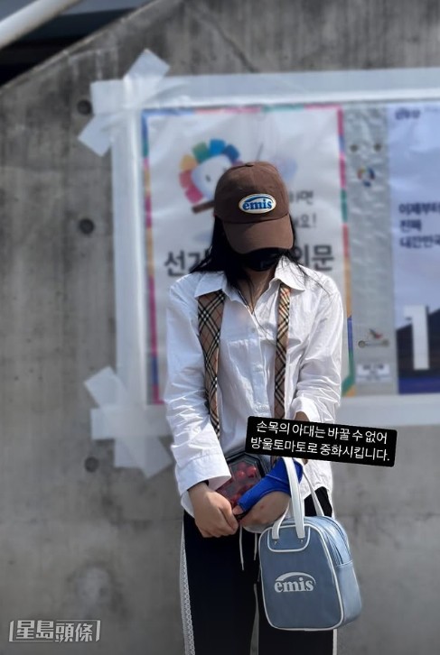 搞笑的李彩演手戴藍色手套,再手握番茄仔,以示中立。 搞笑的李彩演手戴藍色手套,再手握番茄仔,以示中立。