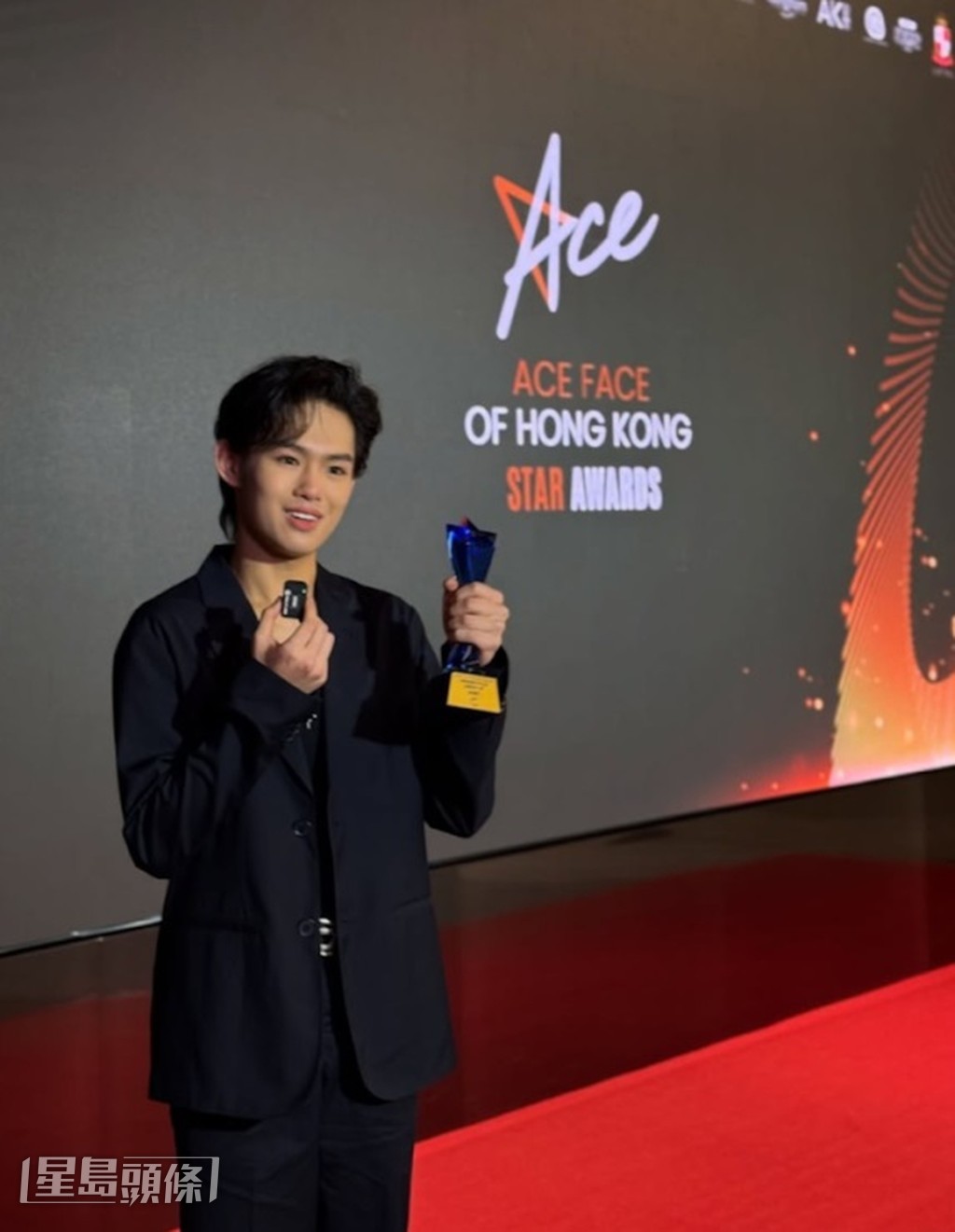 在《ACE FACE OF HONG KONG STAR AWARDS韓國最耀眼香港之星頒獎典禮》中，獲封「最耀眼新人」。