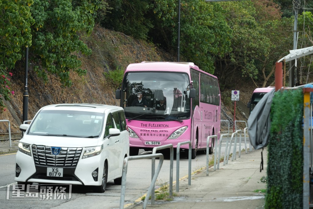 美斯所屬車隊下午約2時離開酒店前往大球場。（劉駿軒攝）
