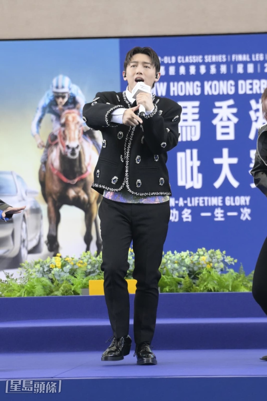 大批到場支持的粉絲不時歡呼大叫。 大批到場支持的粉絲不時歡呼大叫。