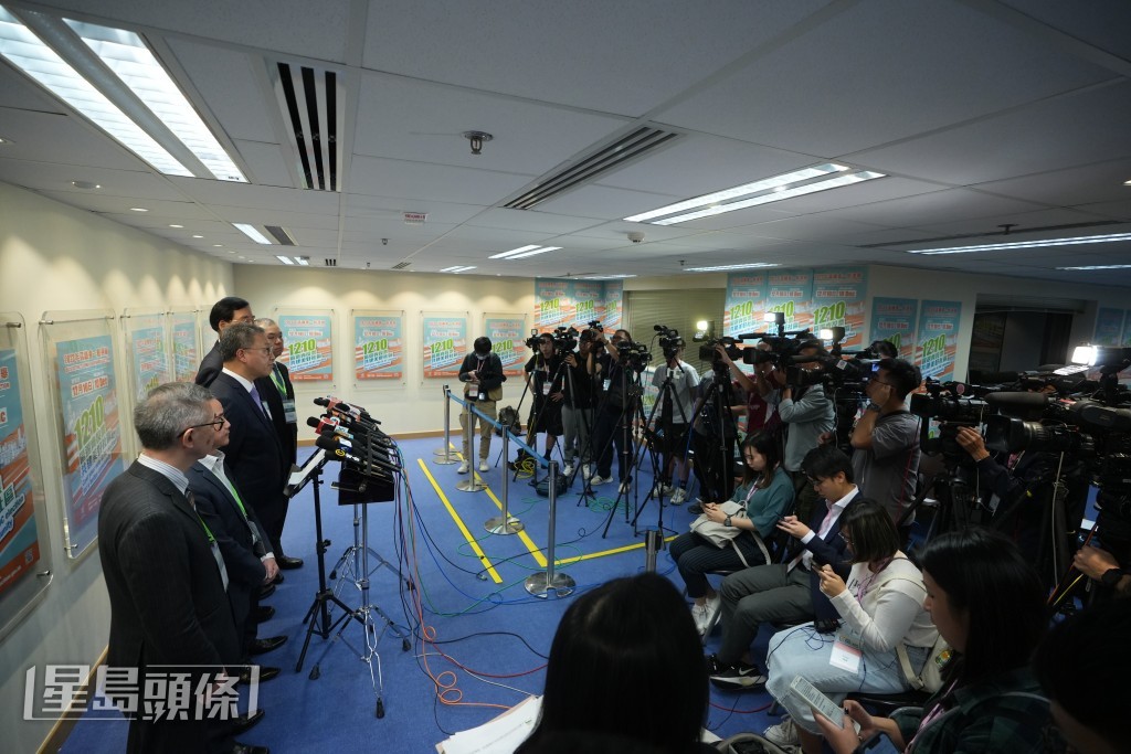 选举管理委员会主席陆启康就故障事件见记者。刘骏轩摄