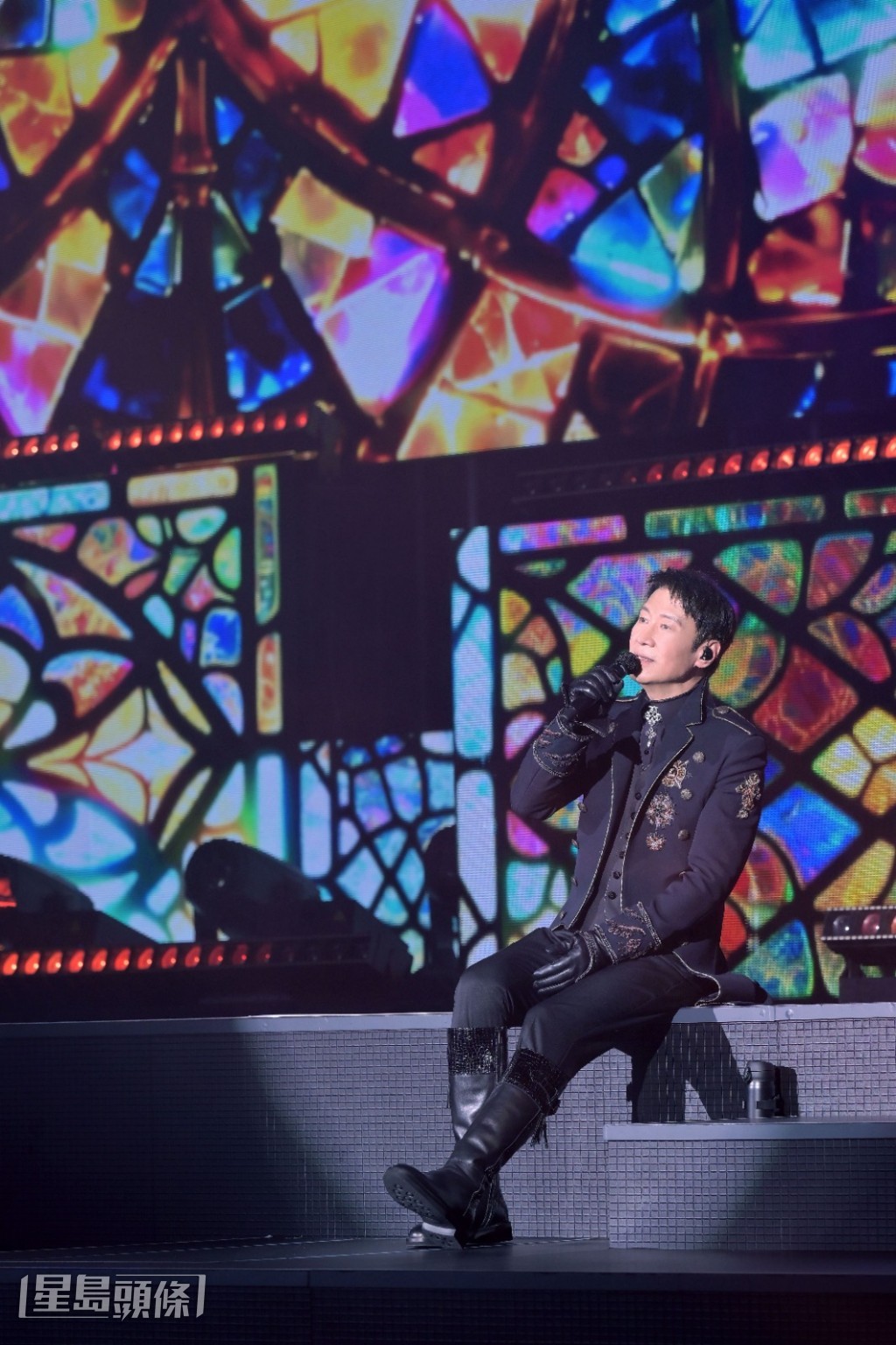 黎明演唱一首首耳熟能詳的「明曲」。