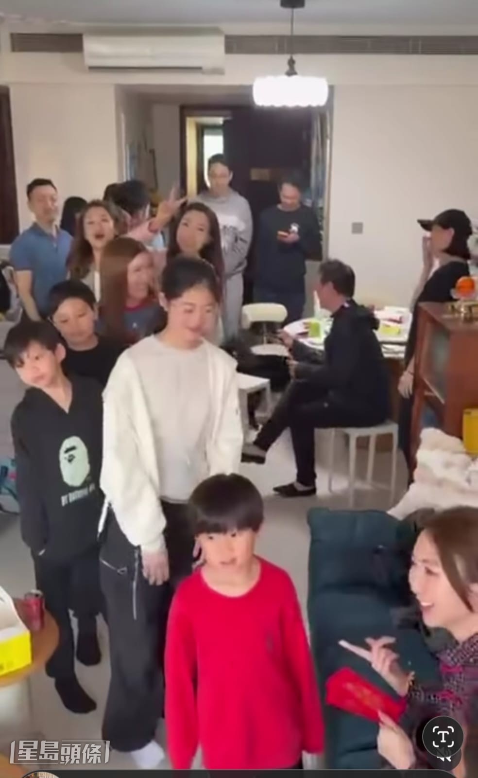 一班親友及小朋友大排長龍至大門。