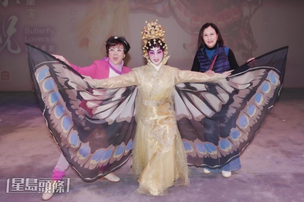 当年梁非同（中）演出施姐的作品新《梁祝》，获汪明荃（右）及冯宝宝两位前辈力撑。