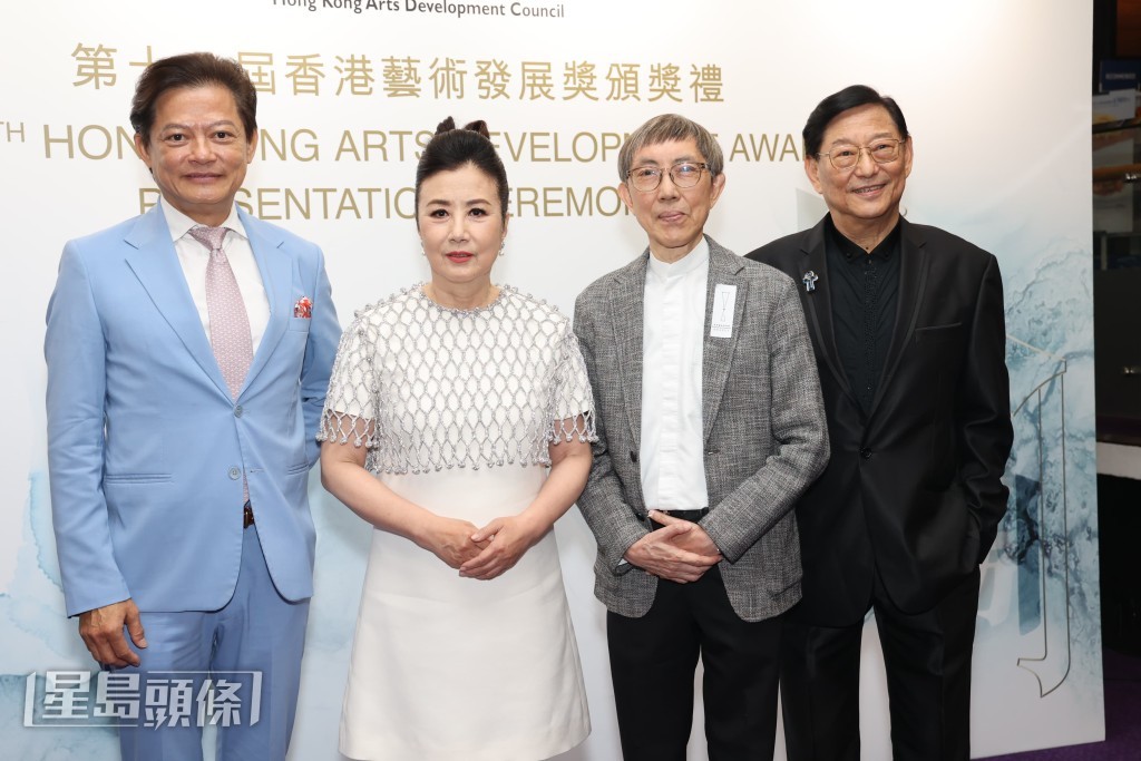 著名男高音歌唱家莫華倫、資深電影人吳思遠、建築設計師嚴迅奇同獲「傑出藝術貢獻獎」，阿姐則得「終身成就獎」。