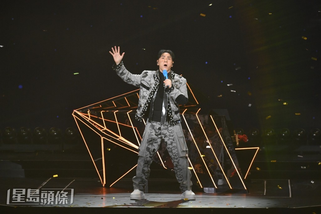 黃凱芹演繹超過40首歌曲唱足3小時。