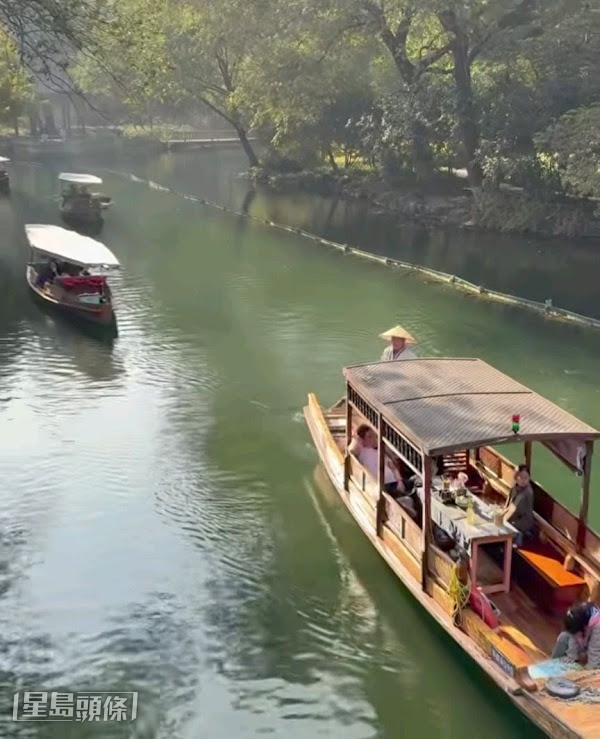 她更拍下旅客們泛舟杭州水鄉的詩意景況。